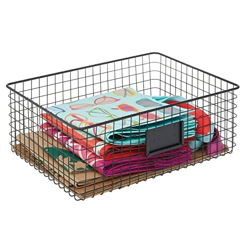 mDesign Uniwersalny kosz z metalu – kosz do przechowywania z polem do opisywania do kuchni, spiżarni itp. – kompaktowy i uniwersalny kosz druciany – czarny matowy