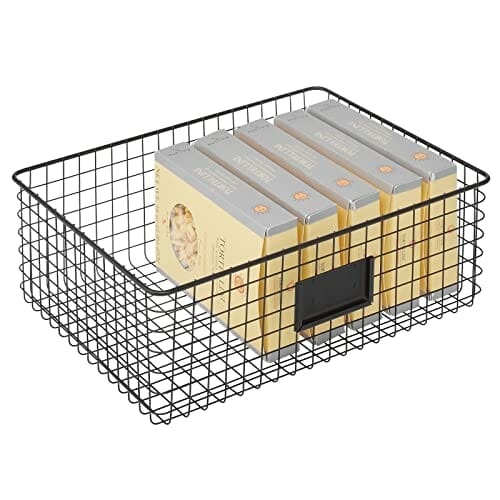 mDesign Uniwersalny kosz z metalu – kosz do przechowywania z polem do opisywania do kuchni, spiżarni itp. – kompaktowy i uniwersalny kosz druciany – czarny matowy - obrazek 4