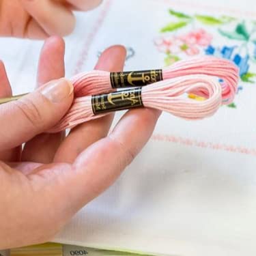 Zestaw do haftowania motyle obrus 80x80 cm - kompletny zestaw z szablonem i wstępnie narysowaną bawełną - obrazek 3