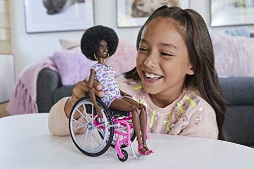 Barbie Fashionistas Lalka (kręcone czarne włosy) z wózkiem inwalidzkim - obrazek 7