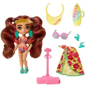 BARBIE Extra Minis - Reisepuppe mit tropischem Badeanzug, Sarong und Accessoires wie Surfbrett-Tasche, Muschel-Sonnenbrille und Palmenblätterohrringen, für Kinder ab 6 Jahren, HPB18