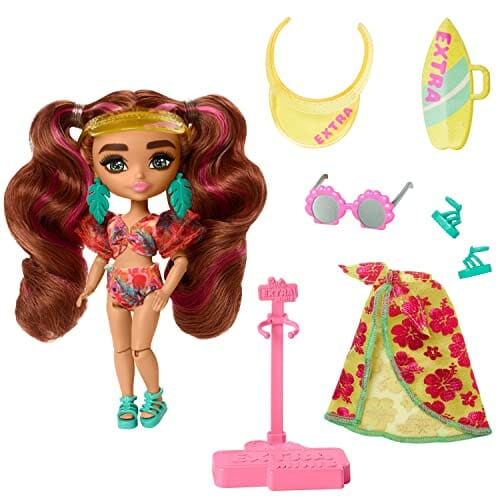 BARBIE Extra Minis - Reisepuppe mit tropischem Badeanzug, Sarong und Accessoires wie Surfbrett-Tasche, Muschel-Sonnenbrille und Palmenblätterohrringen, für Kinder ab 6 Jahren, HPB18