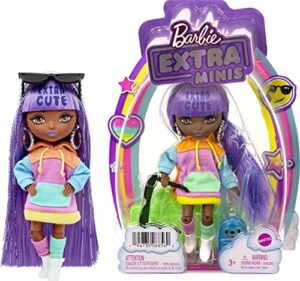 Barbie Extra Mała lalka #7 (14 cm) z kolorową bluzową sukienką z kaptu