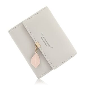 Damski portfel z gładkiej i miękkiej sztucznej skóry mały i