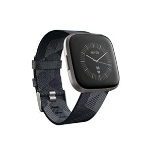 Fitbit Versa 2 Special Edition - Inteligentny zegarek zdrowotny i fitness z pomiarem tętna, muzyką, Alexą, śledzeniem snu i pływaniem - Kolor Smoke Woven/Mist Grey - Rozmiar uniwersalny (z paskami S i L)