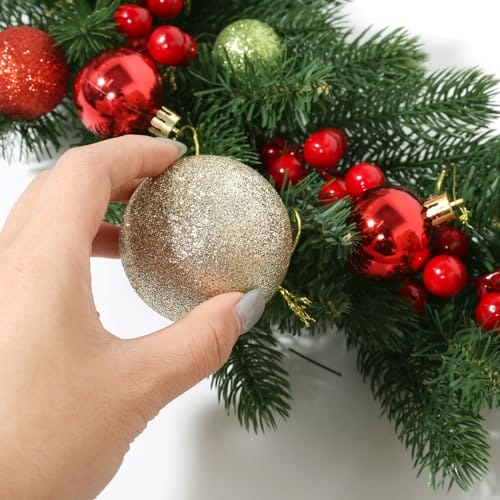 Wieniec bożonarodzeniowy do drzwi wejściowych z 12 czerwonymi jagodami, 120 gałązkami liści sosny, sztuczna girlanda bożonarodzeniowa z PCW + PE, wiszący wieniec, dekoracja bożonarodzeniowa do wnętrz, - obrazek 4