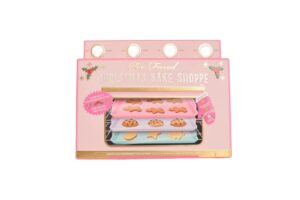 Zestaw do makijażu Too Faced Christmas Bake Shoppe - Paletki o tematyce świątecznych ciasteczek dla oczu i twarzy, które pachną równie dobrze, jak wyglądają